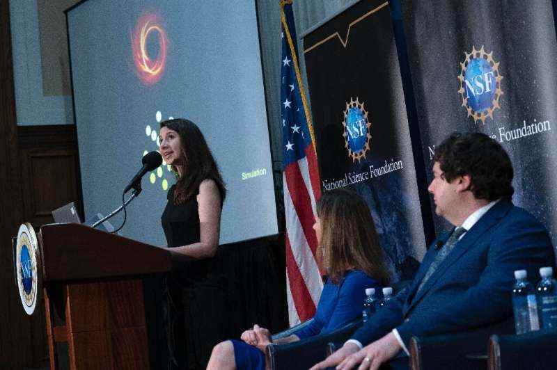 12 Mayıs 2022'de Washington DC'deki bir basın toplantısında burada konuşurken gösterilen Araştırmacı Katie Bouman, bir
