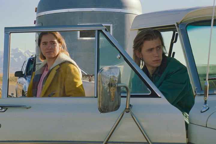 Haley Lu Richardson ve Owen Teague, Montana Story'de bir kamyonun yanında duruyor.