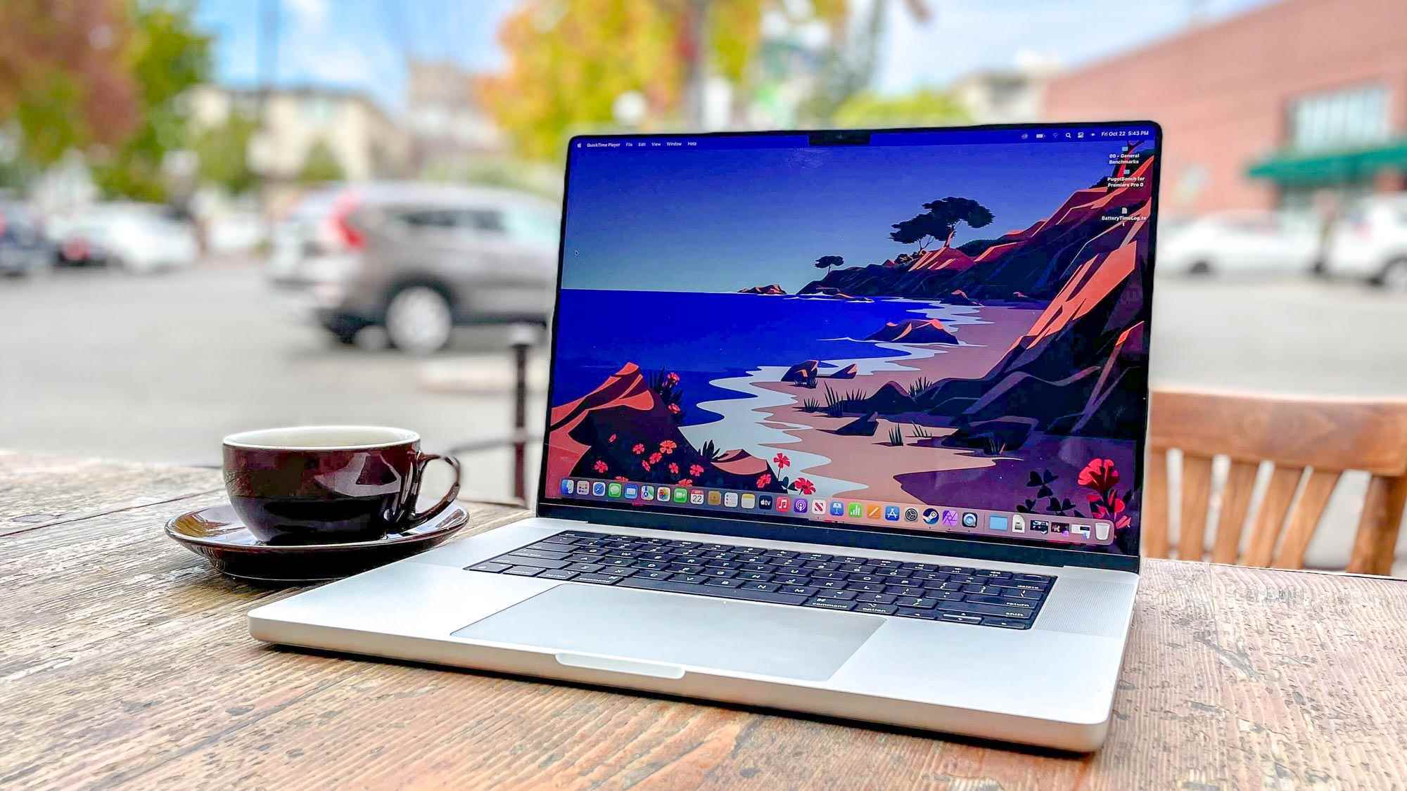 Bir veranda masasında oturan MacBook Pro 16 inç 2021