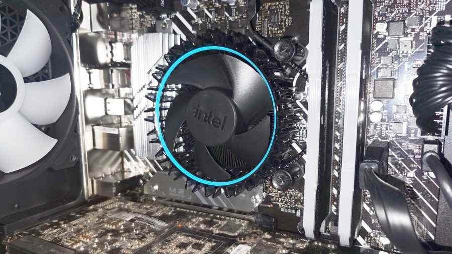 bilgisayar nasıl temizlenir: Intel fanlı, anakartlı ve grafik kartının alt kısmındaki oyun bilgisayarının içinde