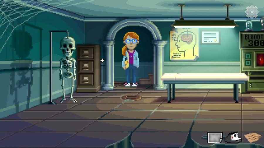Ücretsiz GOG oyunları: Delores, içinde boş bir muayene masası, bir iskelet ve insan beyninin anatomisini gösteren bir poster bulunan bir adli tabip odasına girer.
