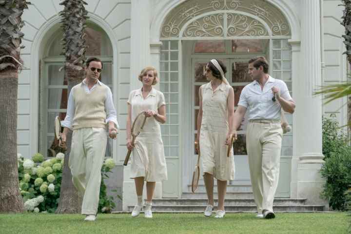 Downton Abbey: A New Era'da dört yetişkin yeşil bir çimenlikte yürüyor.