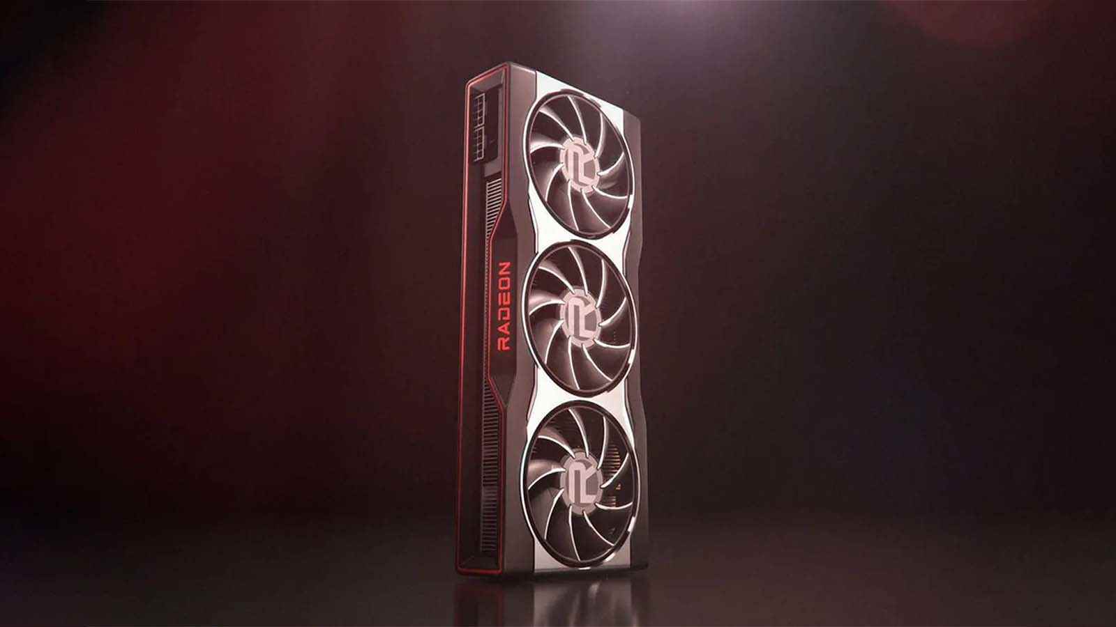 Koyu Kırmızı Bir Zemine Karşı Dik Duran Üç Fanlı Bir AMD Radeon Grafik Kartı