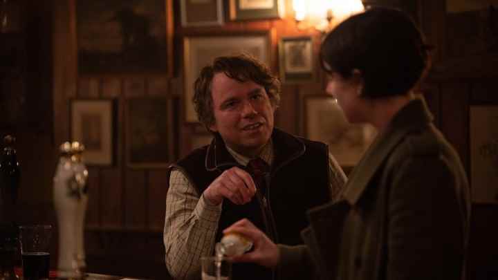 Rory Kinnear, Geoffrey olarak, Men'den bir sahnede bir barda Jessie Buckley'nin karakteriyle konuşuyor.