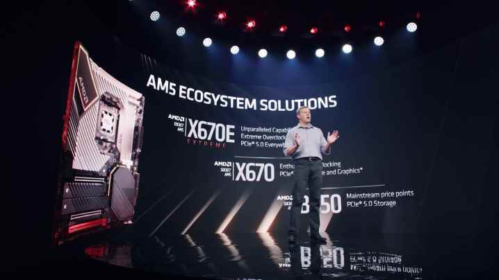 AMD, Computex 2022'de X670 anakartlarını sunuyor.