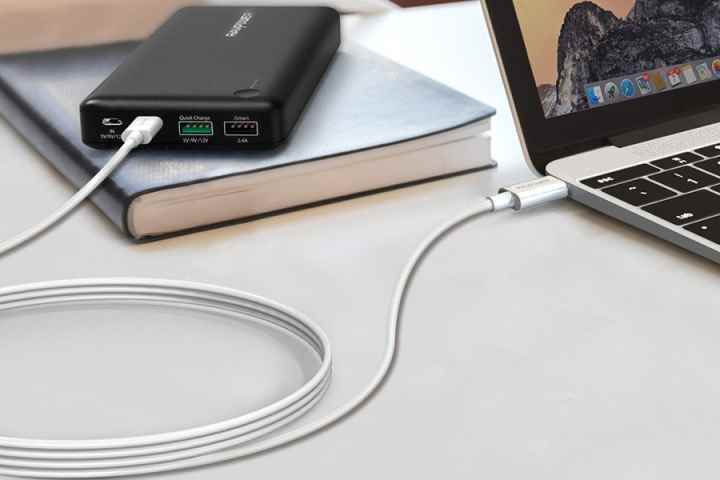 Bir MacBook'a ve harici bir pil güç bankasına bağlı U USB-C kablosu (Ravpower C - C kablosu).