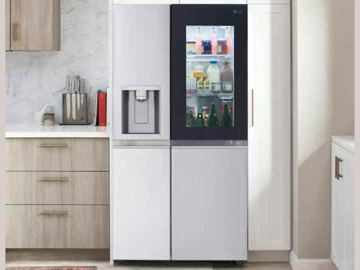 Açık kahverengi dolaplı bir mutfakta LG Yan Yana Buzdolabı.