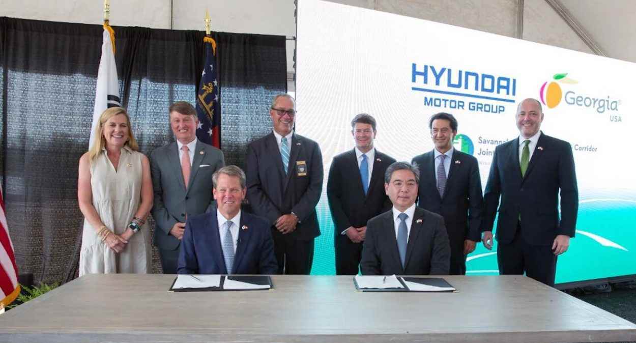 Georgia Eyalet Valisi Brian Kemp ve Hyundai Motor Group CEO'su Jaehoon Chang