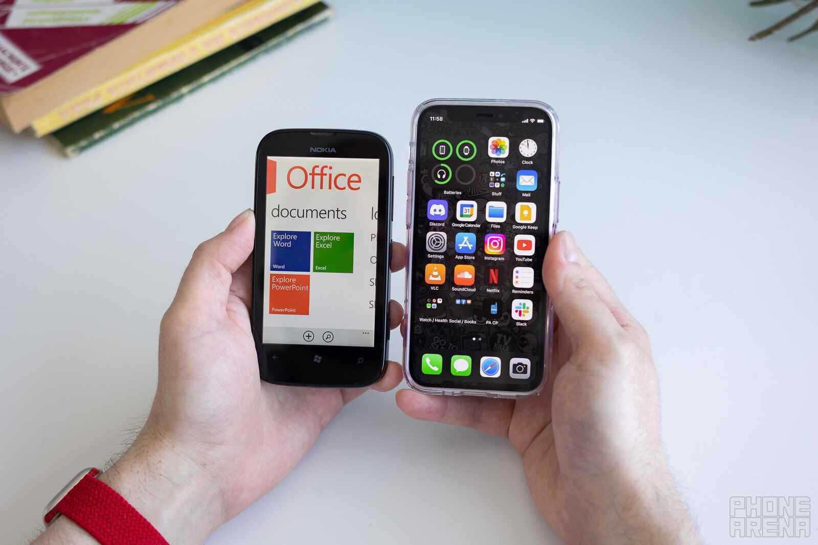 Yine de Microsoft Word vardı ve hala var ve sadece eğlence için, bu telefonun bir iPhone 12 mini'ye karşı ne kadar küçük olduğunu kontrol edin - Nokia Lumia 2022'de… hiç mi?  Windows Phone gerilemesi!
