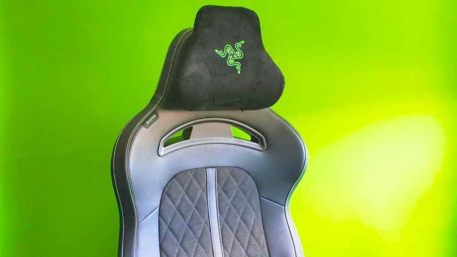 Yeşil zemin üzerinde Razer Enki pro oyun koltuğu minderi