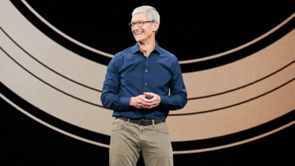 Apple CEO'su Tim Cook, geçen yıl maaş ve hisse hibeleri arasında 770.5 milyon dolar aldı - Apple CEO'su Tim Cook geçen yıl eve 770.5 milyon dolar aldı;  bir Fortune 500 CEO'su daha fazlasını bankaya yatırdı
