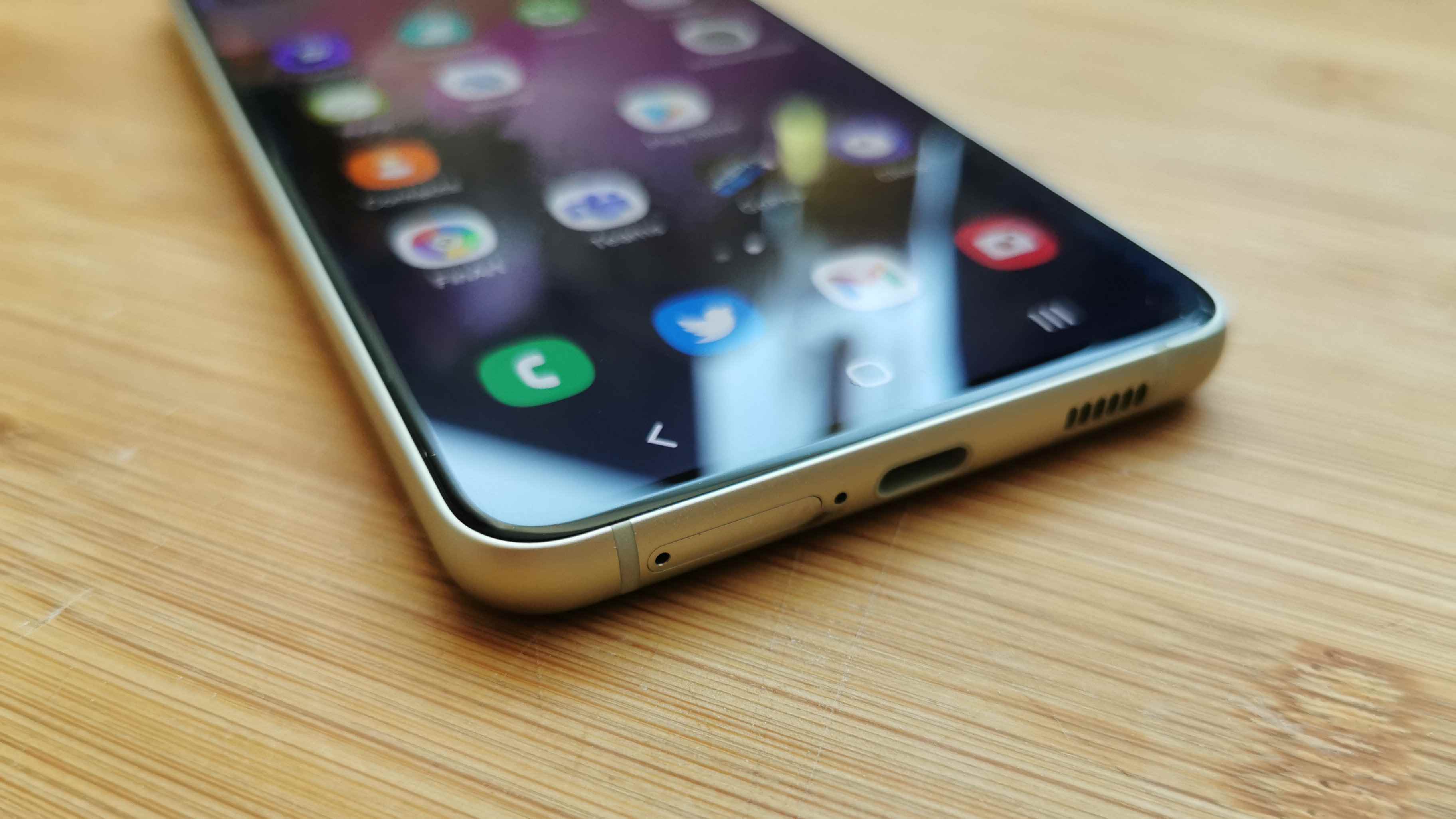 Samsung Galaxy S21 FE 5G'nin alt kenarı