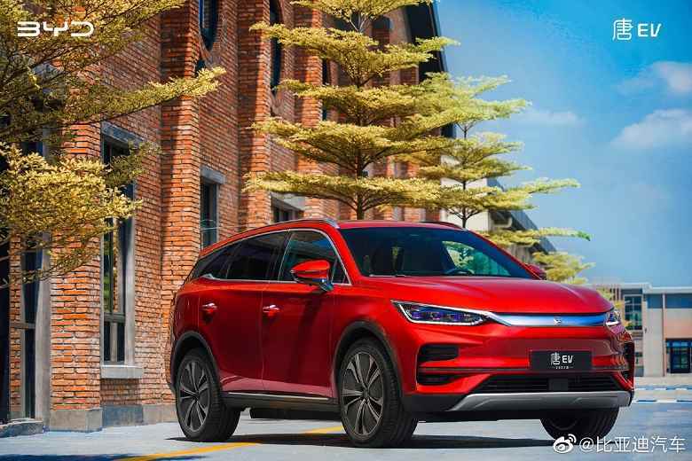 Şarj etmeden 730 km, dev ekran, 4.4 saniyede 100 km/s hızlanma ve haftada bir şarj.  BYD Tang 2022 elektrikli otomobil Çin'de satışa çıkıyor