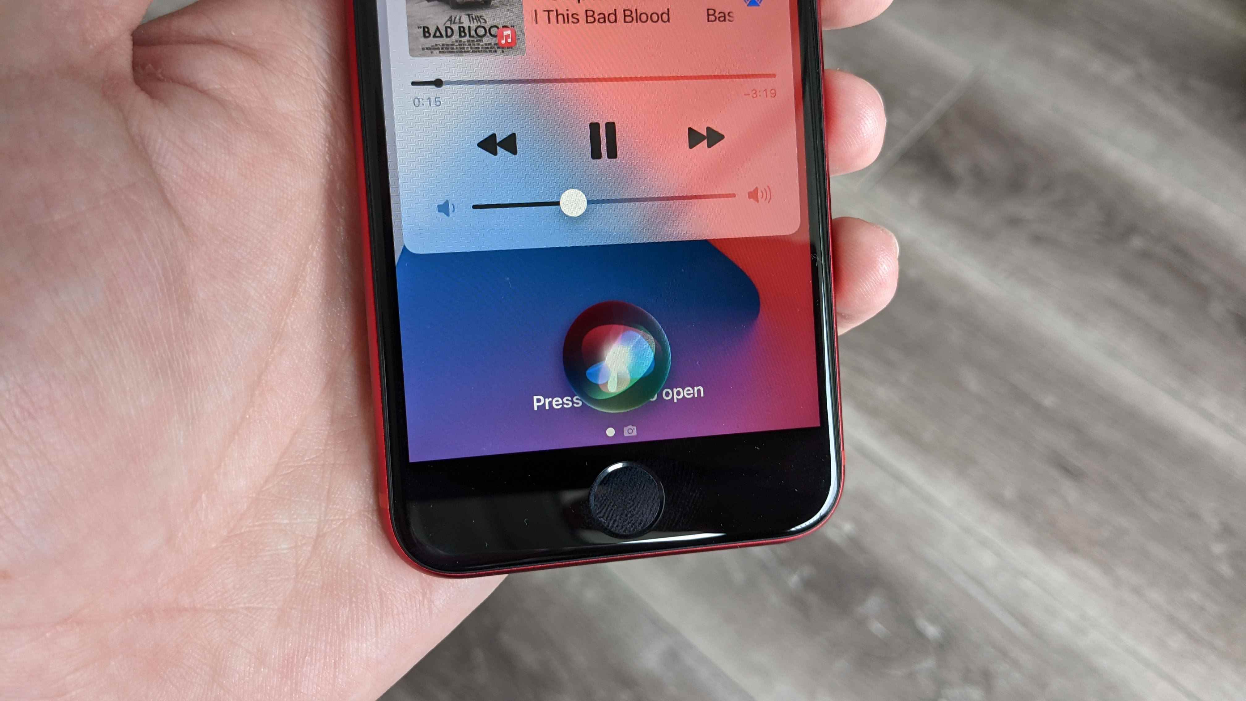 AirPods'u Siri ile daha yüksek sesle nasıl yapılır 1. adım: Oynatma sırasında şunu söyleyin: 