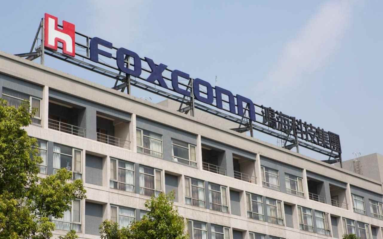 Bir binanın önündeki Foxconn logosu/