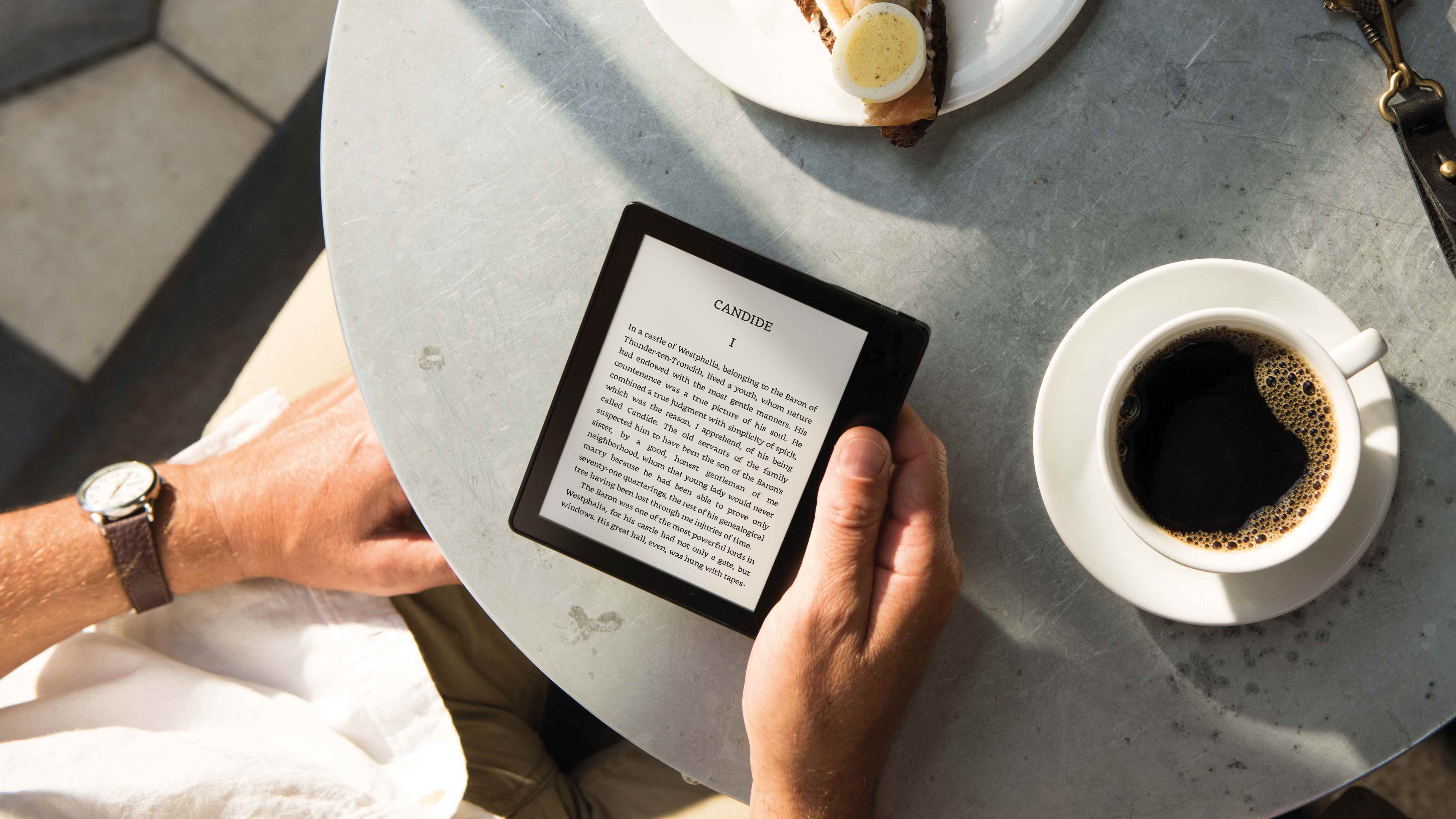 Kindle Oasis, biri masada kahve içerken okunuyor