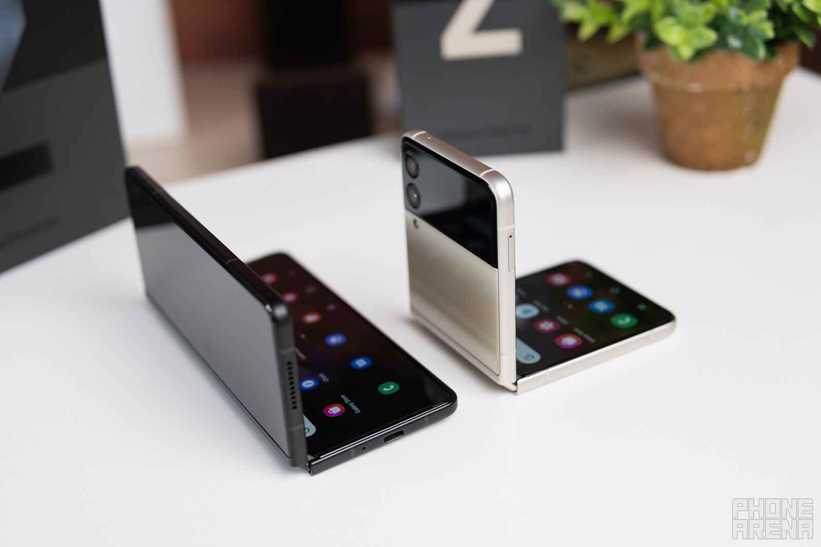 Galaxy Z Fold 3 (solda) ve Z Flip 3 (sağda) - Kararsız Google, Apple'ı yakalamaya çalışırken, Samsung ilerlemeye devam ediyor (Pixel Fold, Pixel Watch, Pixel 6)