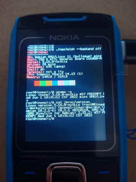 Bir meraklı, Nokia 1680 özellikli bir telefonu, çalışan bir ekranı ve klavyesi olan bir Linux bilgisayara dönüştürdü