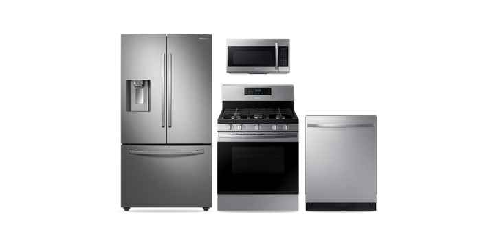 Beyaz bir arka planda sıralanmış Samsung French Door buzdolabı, mikrodalga fırın, bulaşık makinesi ve gaz ocağı.