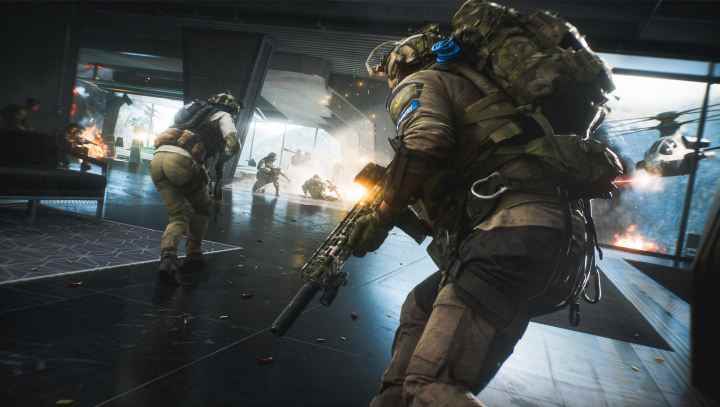 Battlefield 2042'de askerler bir odada helikopterler tarafından vurulurken koşarlar.