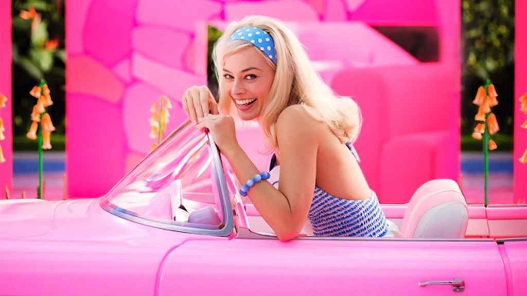 MARGOT ROBBIE, Warner Bros. Pictures'ın bir Warner Bros. Pictures sürümü olan “BARBIE”de Barbie rolünde