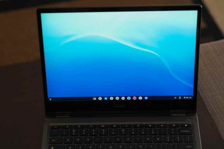 Ekranı gösteren Acer Chromebook Spin 513 önden görünüm.