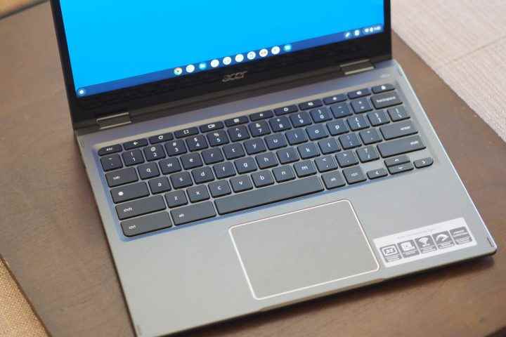 Klavye ve dokunmatik yüzeyi gösteren Acer Chromebook Spin 513 yukarıdan aşağıya görünüm.