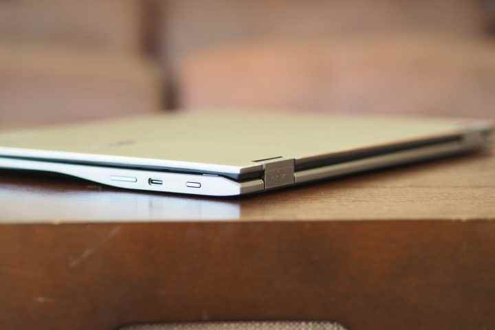 Bağlantı noktalarını ve menteşeyi gösteren Acer Chromebook Spin 513 arka köşe görünümü.