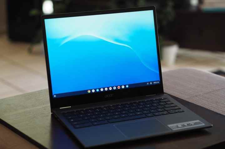 Acer Chromebook Spin 513, ekran ve klavye destesini gösteren yukarıdan aşağıya görünüm.