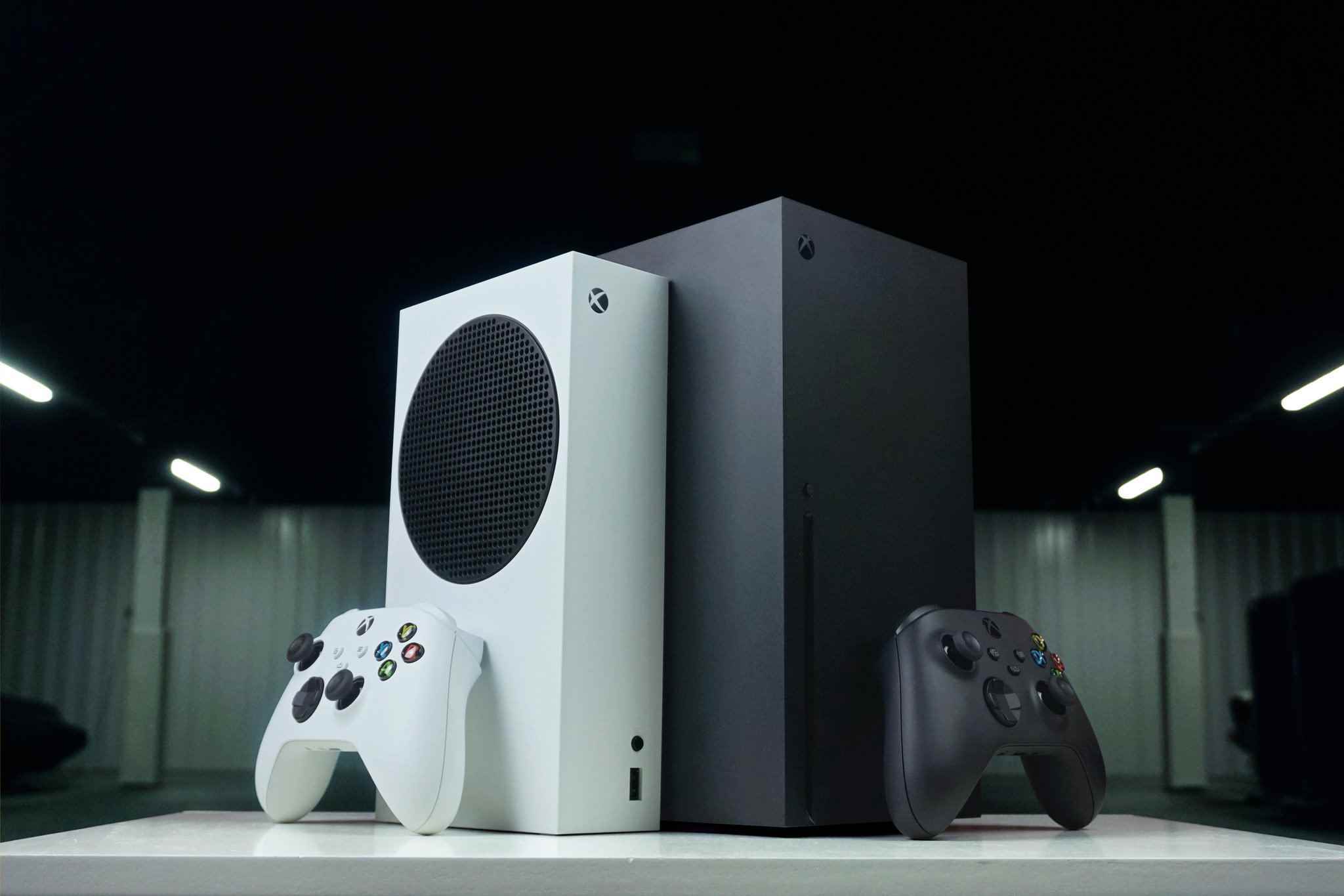 Xbox Kablosuz Oyun Kumandaları ile Xbox Series X ve Series S'nin yan yana görüntüsü.