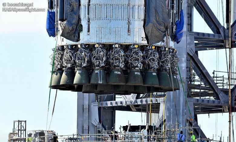 SpaceX, 33 Raptor 2 motorlu dev bir roketi kaldırmak için ilk kez Mechazilla'yı kullanıyor