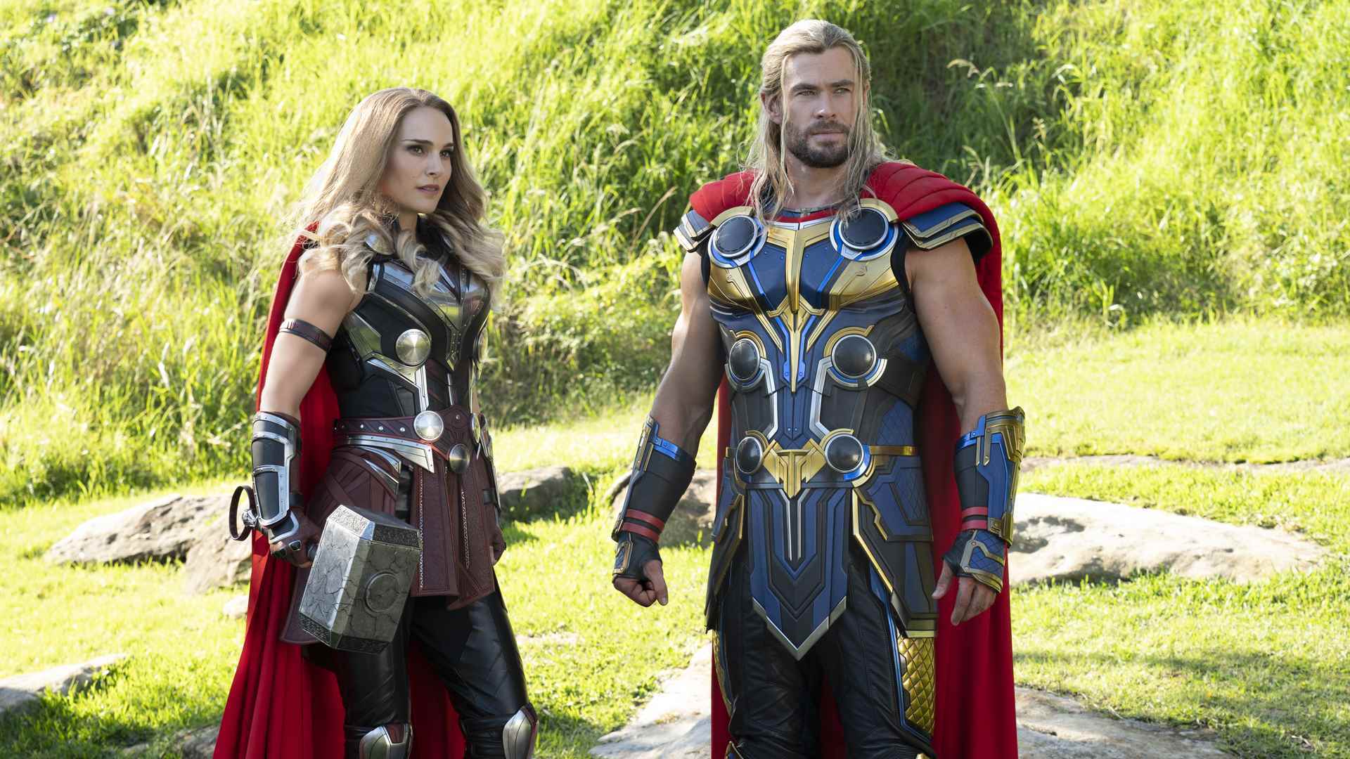Thor ve Jane Foster'ın Mighty Thor'u Thor: Love and Thunder'da yeşil bir alanda yan yana duruyor