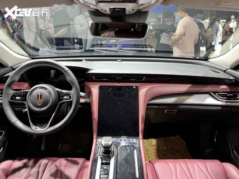 Mazda 6 platformunda 25.000 dolara beş metrelik bir Hongqi H5 lüks sedan Çin'de sunuldu.Bu model Rusya'da satılacak