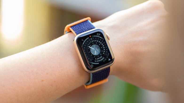 Yazılım güncellemesiyle eklenen yeni saat yüzlerini gösteren Apple Watch Series 4