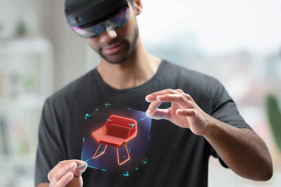 Microsoft HoloLens 2, gerçek dünyanın üzerine yerleştirilmiş sanal nesnelerle etkileşimi sergiliyor, görüntü kaynağı - Microsoft - Apple'ın karma gerçeklik başlığı, AR ve VR arasında sorunsuz geçiş özelliğine sahip olabilir