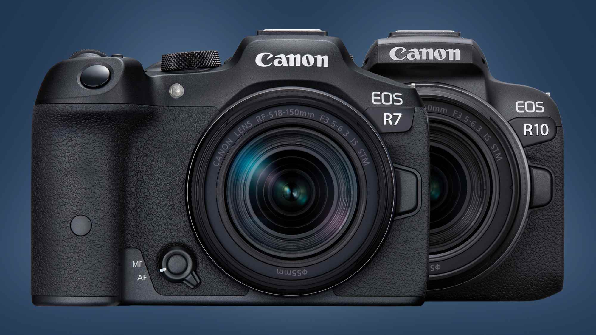Canon EOS R10'un yanında mavi bir arka plan üzerinde Canon EOS R7 kamera