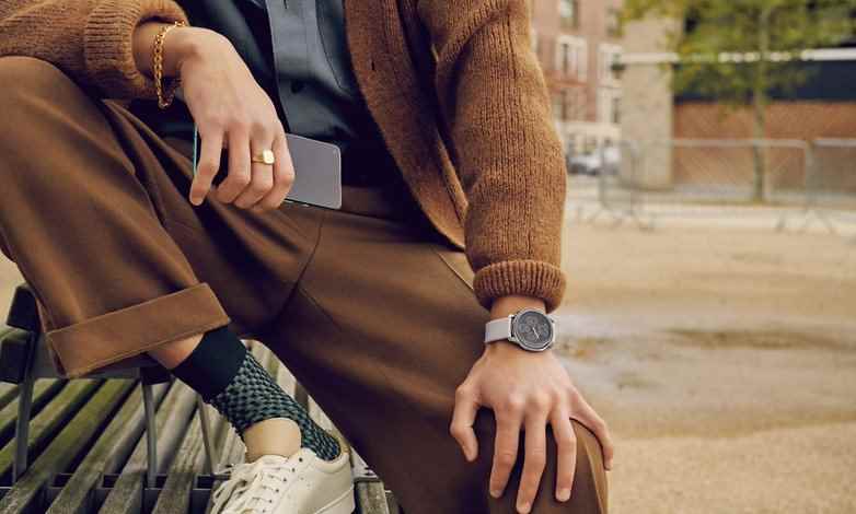 Bir erkek tarafından giyilen OnePlus Watch