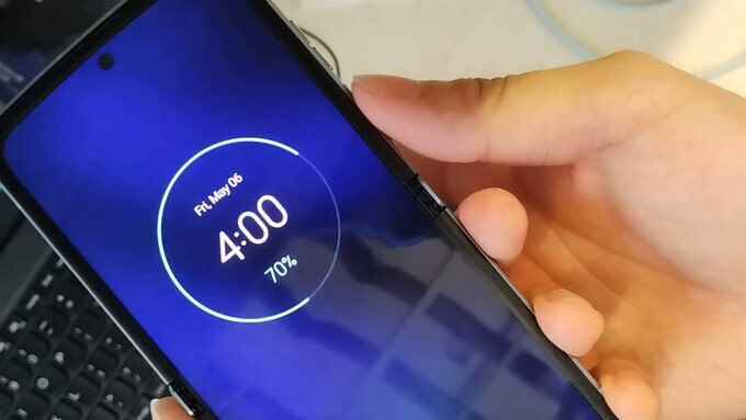 Sızan Motorola Razr 3 görseli daha az görünür bir kırışıklık gösteriyor - Söylentilere göre fiyat etiketi Moto Razr 3'ü Samsung Galaxy Flip 4 için meşru bir tehdit haline getirebilir