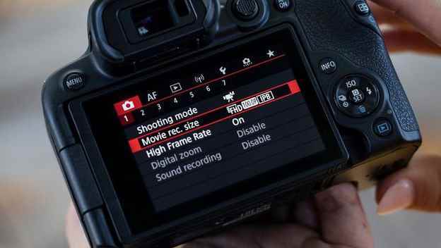 Canon EOS R10 kamerayı tutan iki el