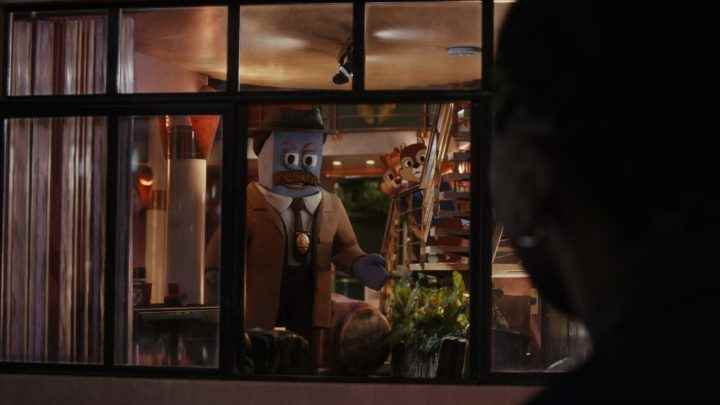 İnsan karakteri Ellie pencereden Kaptan Putty'ye bakıyor.