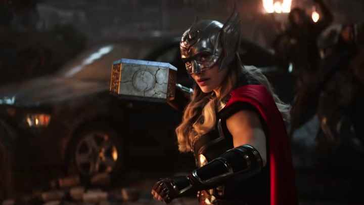 Natalie Portman'ın Jane Foster'ı Thor: Love and Thunder'da mjolnir kullanıyor.