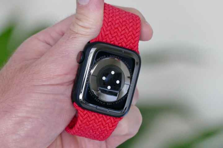 Apple Watch Series 7 kasa arkası.
