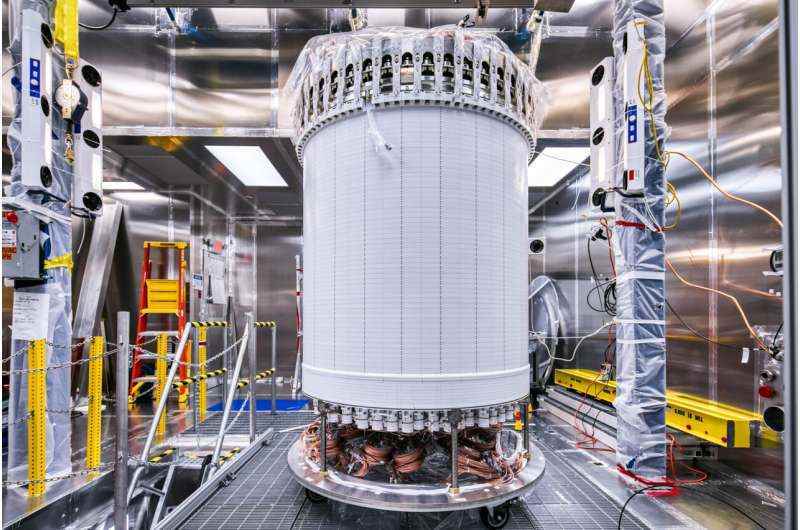 Berkeley Lab araştırmacıları, Sanford Yeraltı Araştırma Tesisinde LUX-ZEPLIN karanlık madde dedektörünün başarılı bir şekilde başlatıldığını kaydetti