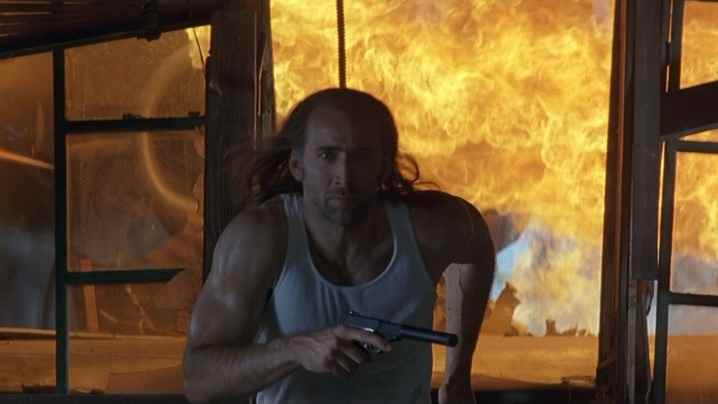 Nicolas Cage, Cameron Poe olarak Con Air'deki bir patlamadan kaçarken.