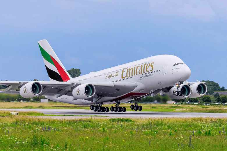 Bir Airbus A380, derisinde bir delik ile 14 saat boyunca uçtu.  Emirates uçuşu Dubai'den Brisbane'e başarıyla ulaştı