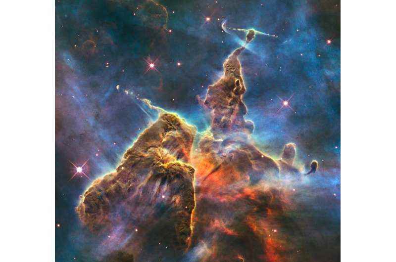 Karina Bulutsusu, "Mistik Dağ" da dahil olmak üzere yükselen sütunlarıyla ünlüdür.  üç ışık yılı uzunluğunda bir kozmik tepe noktası