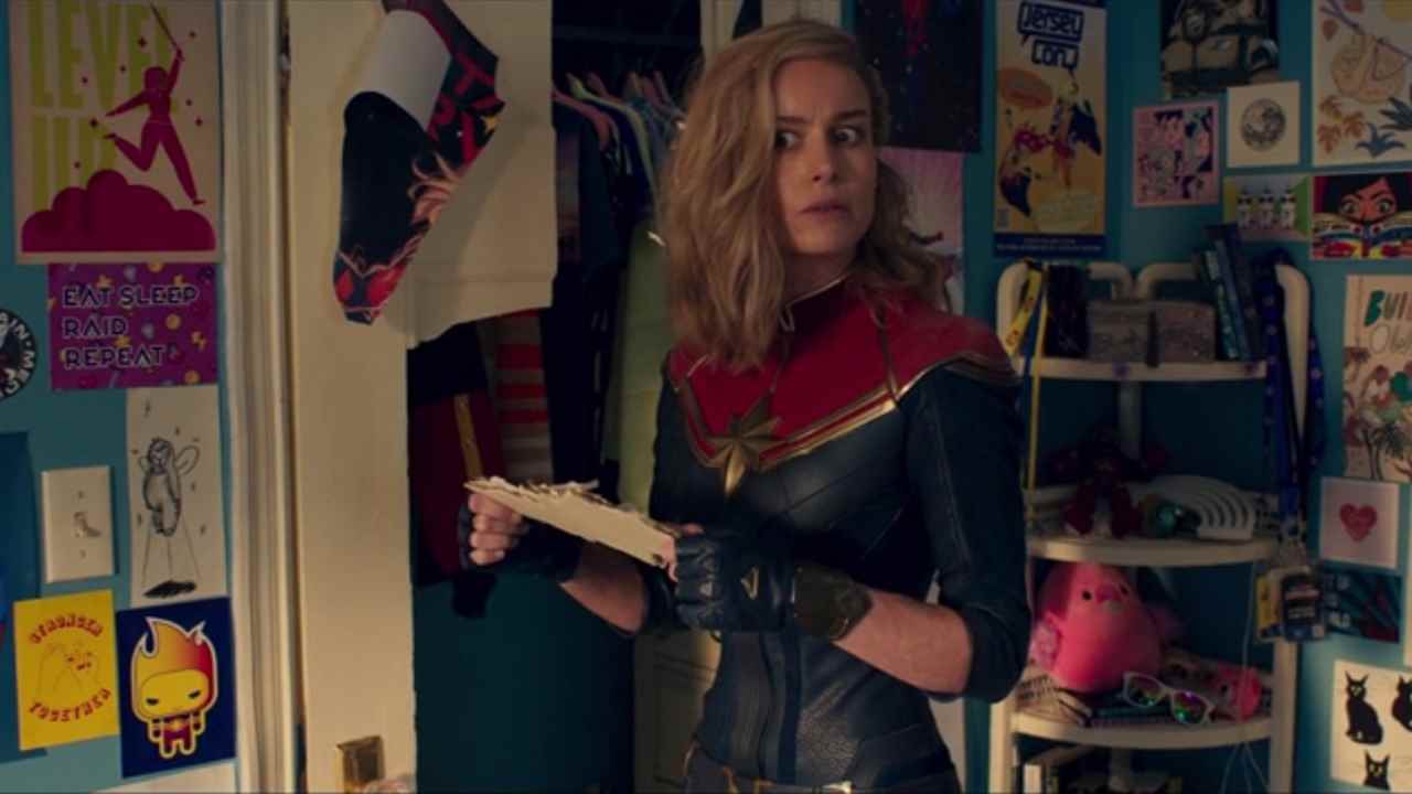 Şok olmuş bir Kaptan Marvel, Bayan Marvel'in 6. bölüm kredi sonrası sahnesinde yerlerini değiştirdikten sonra Kamala Khan'ın odasına bakıyor