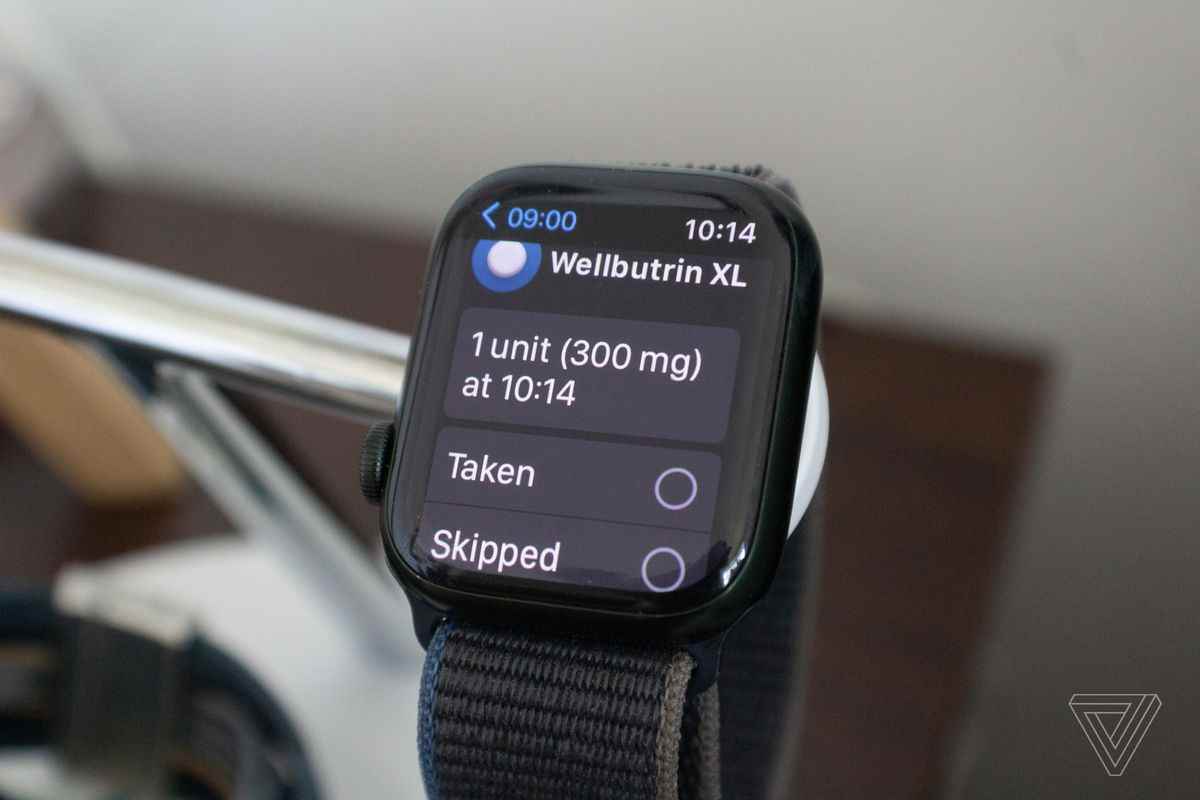 Apple Watch Series 7'de gösterilen ilaç günlüğü ekranı