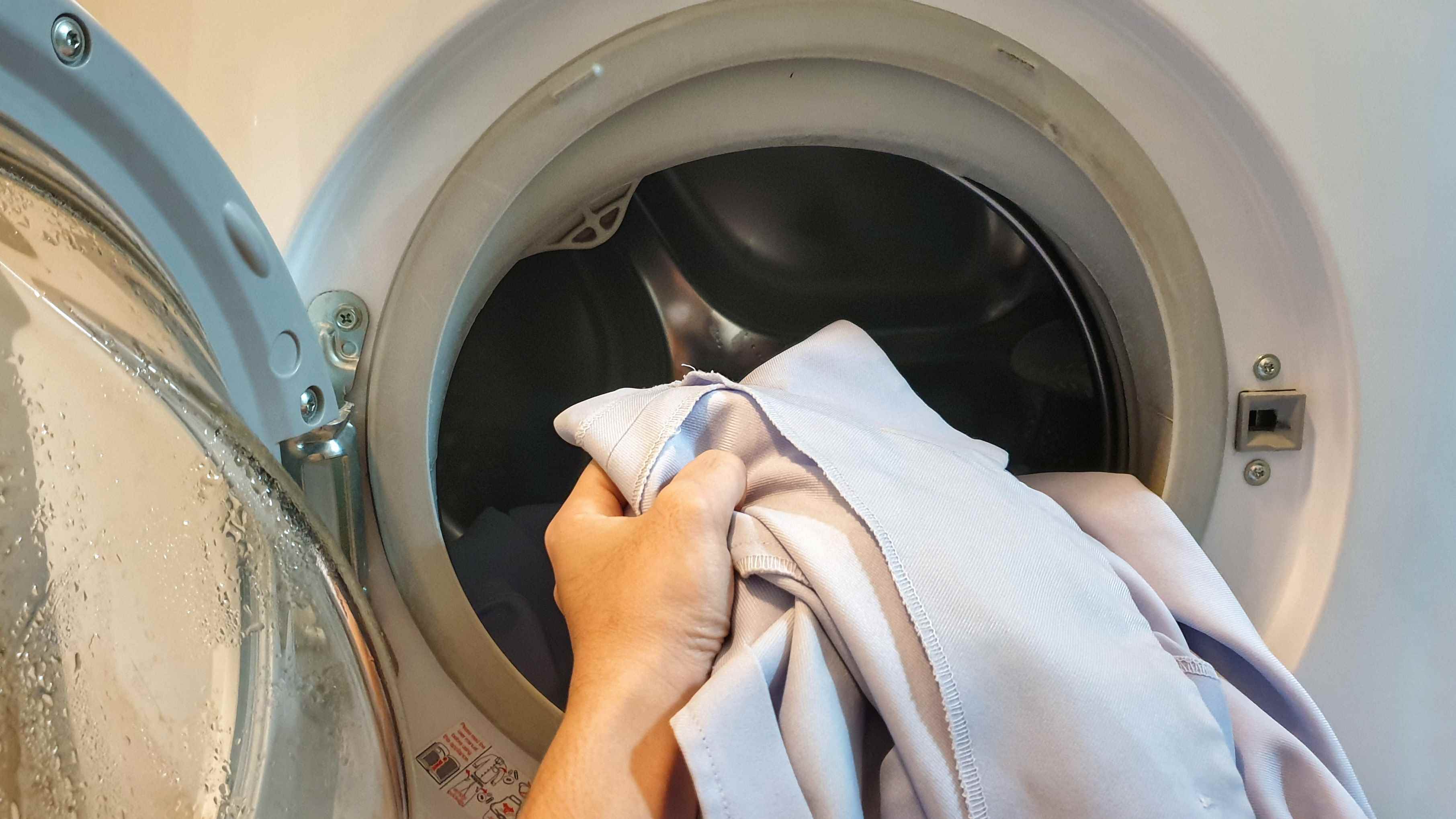 Çamaşır makinesine gömlek koymak