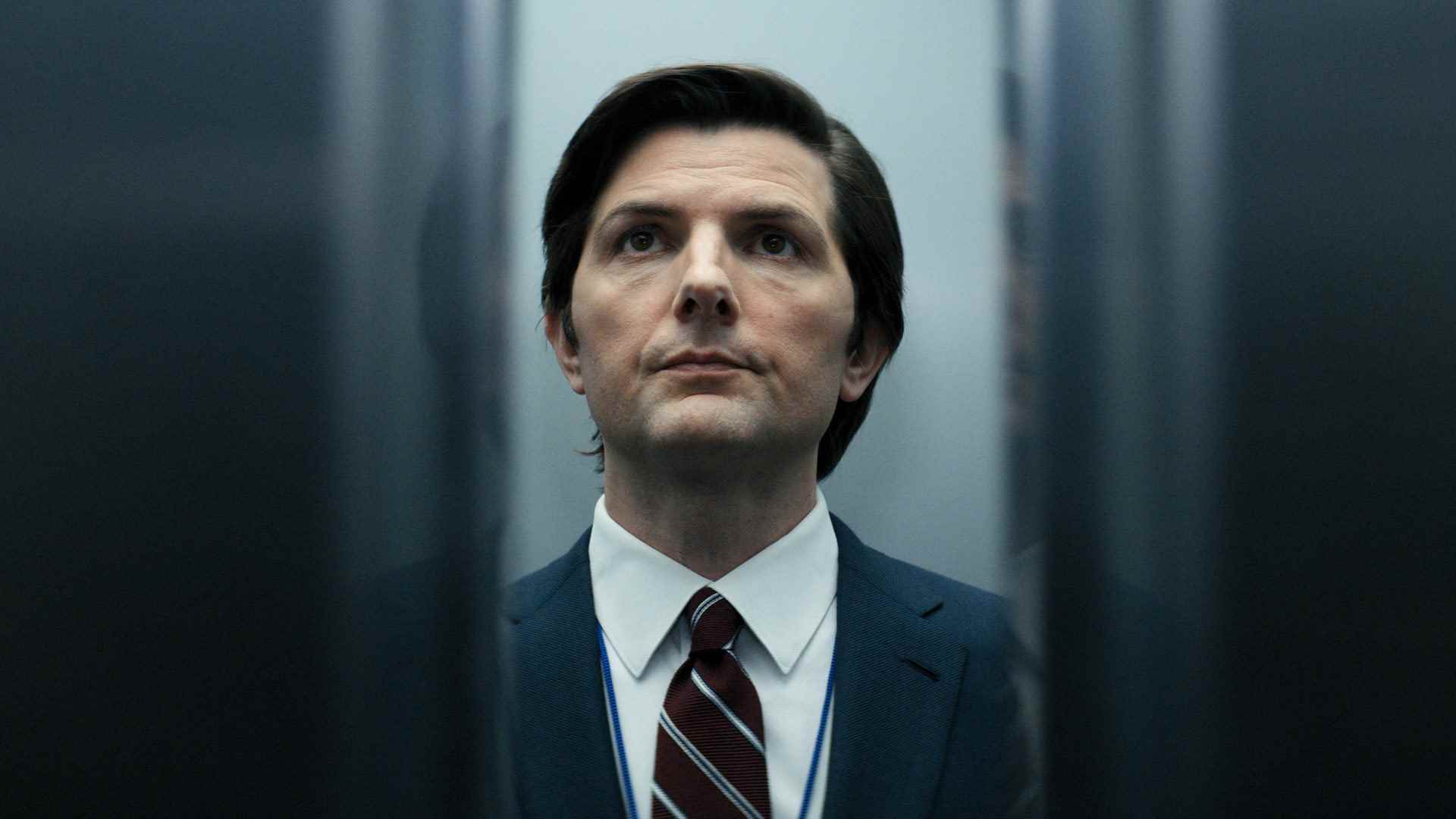 Adam Scott, Severance'da Mark S rolünde, bir asansörde